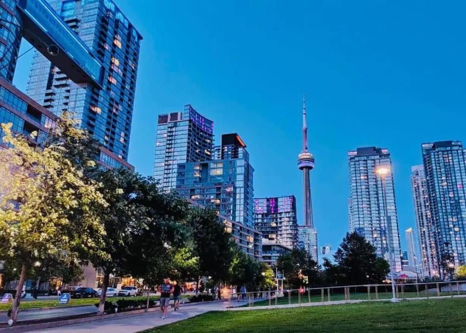 Stunning Luxurious Lakeview Condo By Cn Tower Toronto Zewnętrze zdjęcie