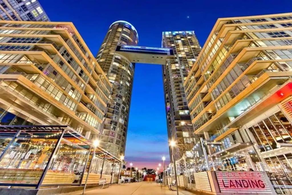 Stunning Luxurious Lakeview Condo By Cn Tower Toronto Zewnętrze zdjęcie
