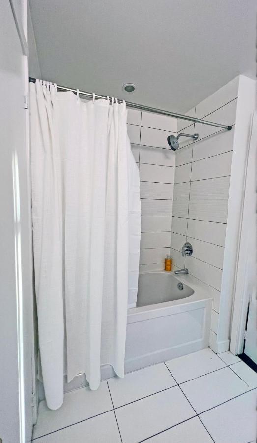 Stunning Luxurious Lakeview Condo By Cn Tower Toronto Zewnętrze zdjęcie