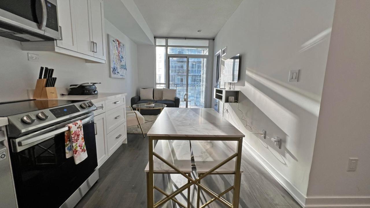 Stunning Luxurious Lakeview Condo By Cn Tower Toronto Zewnętrze zdjęcie