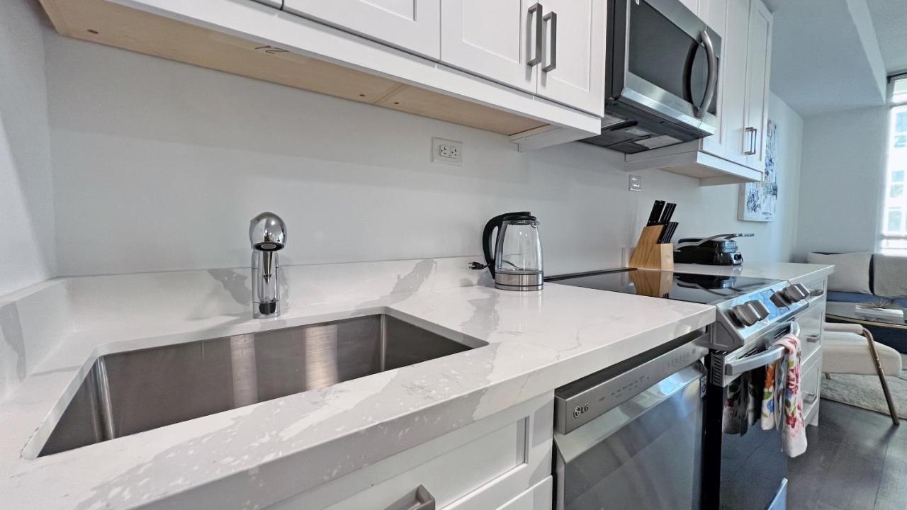Stunning Luxurious Lakeview Condo By Cn Tower Toronto Zewnętrze zdjęcie