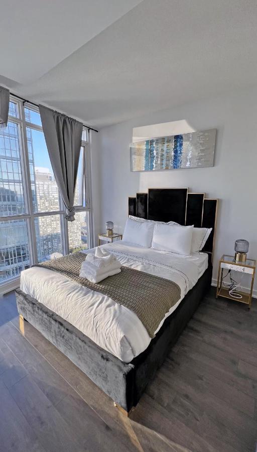 Stunning Luxurious Lakeview Condo By Cn Tower Toronto Zewnętrze zdjęcie