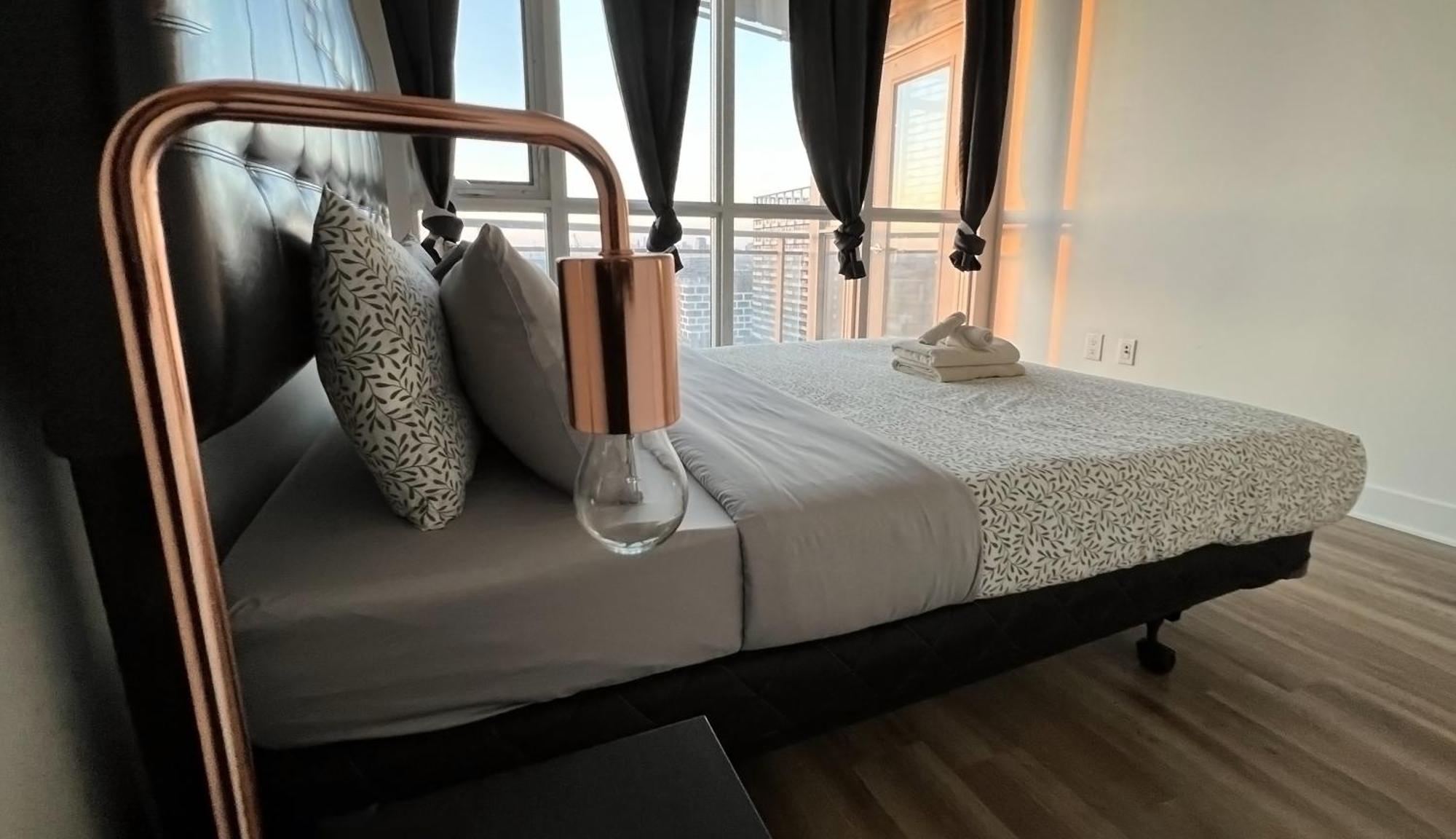 Stunning Luxurious Lakeview Condo By Cn Tower Toronto Zewnętrze zdjęcie