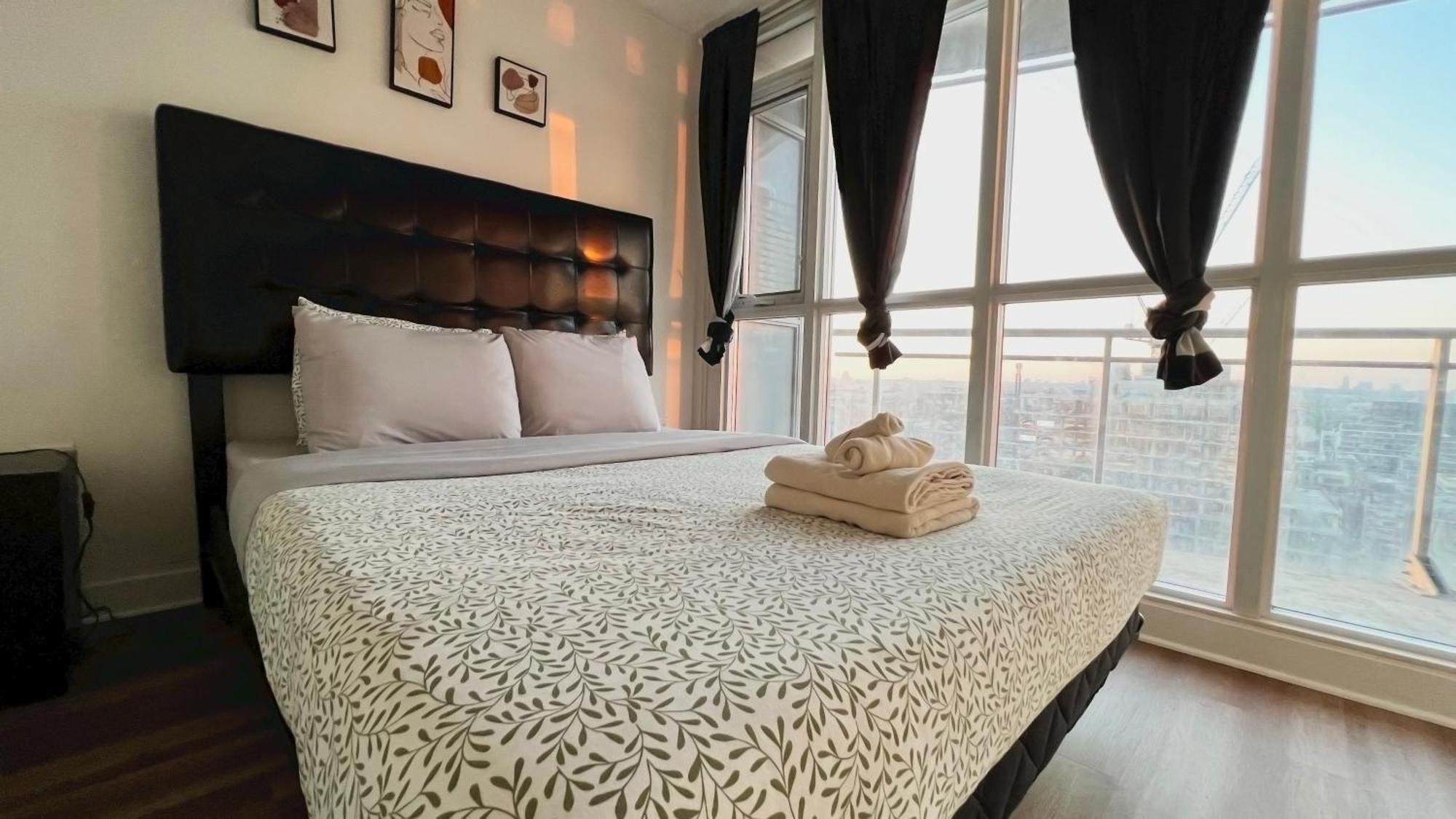 Stunning Luxurious Lakeview Condo By Cn Tower Toronto Zewnętrze zdjęcie