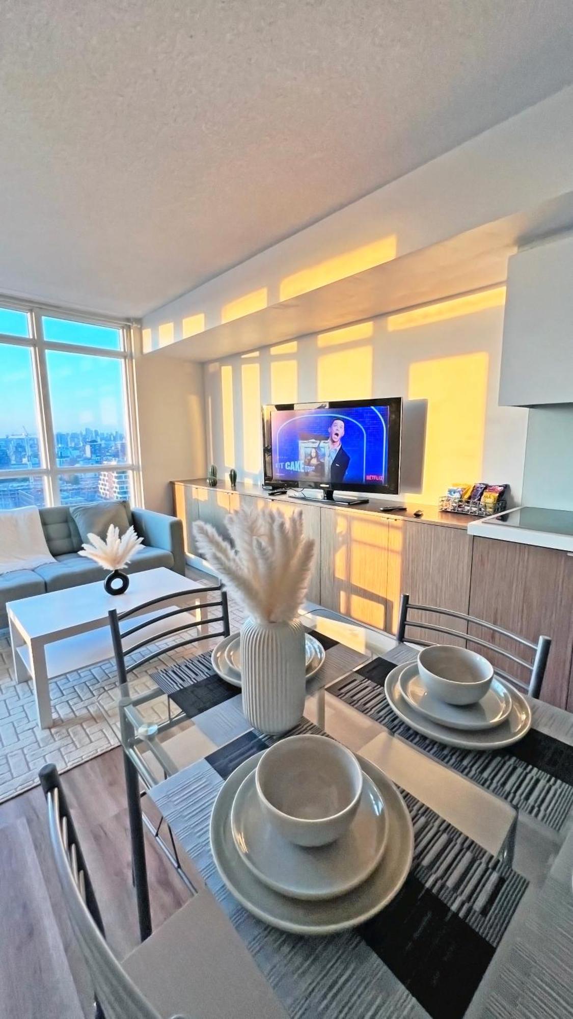 Stunning Luxurious Lakeview Condo By Cn Tower Toronto Zewnętrze zdjęcie